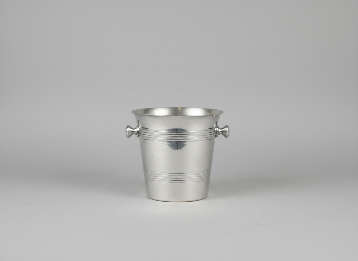 Wine Cooler with Ribbed Detail