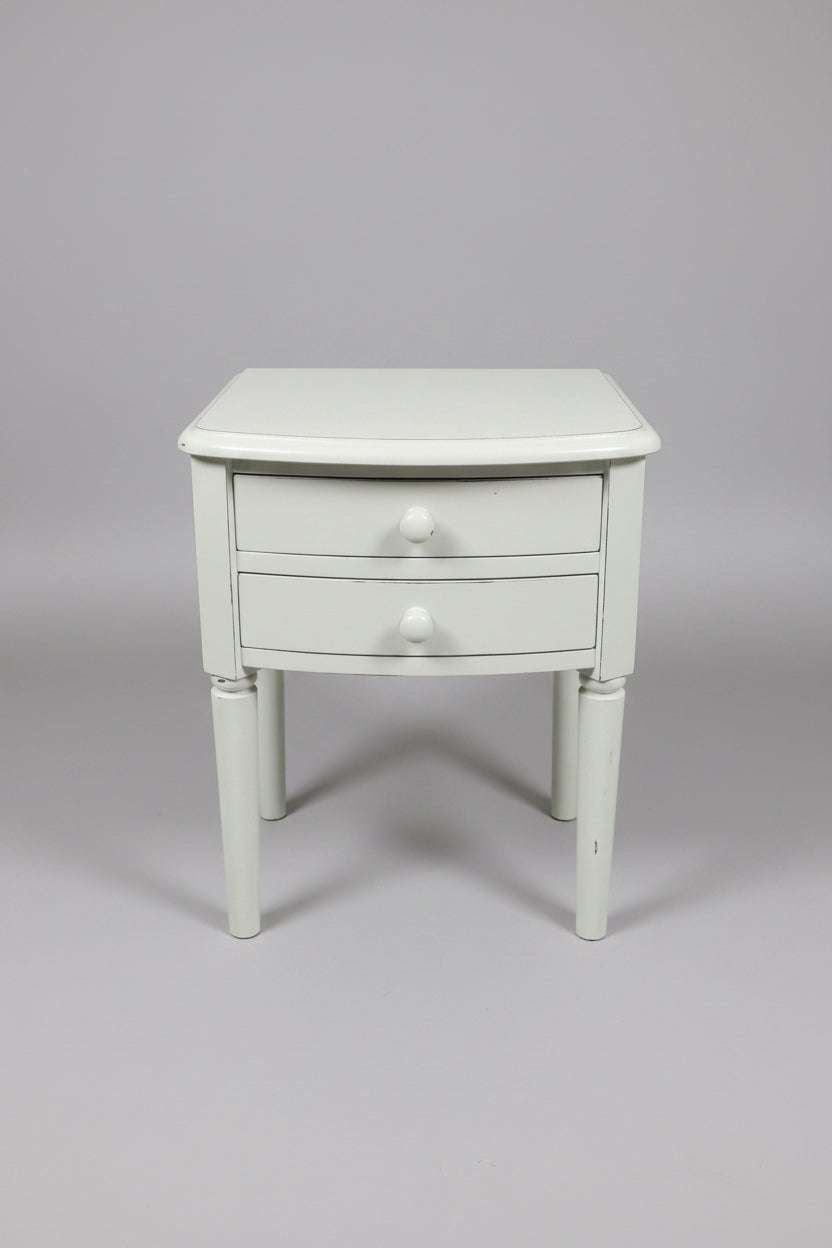 Set of 2 Weathered Ivory Nightstands 18 x 18 x 21