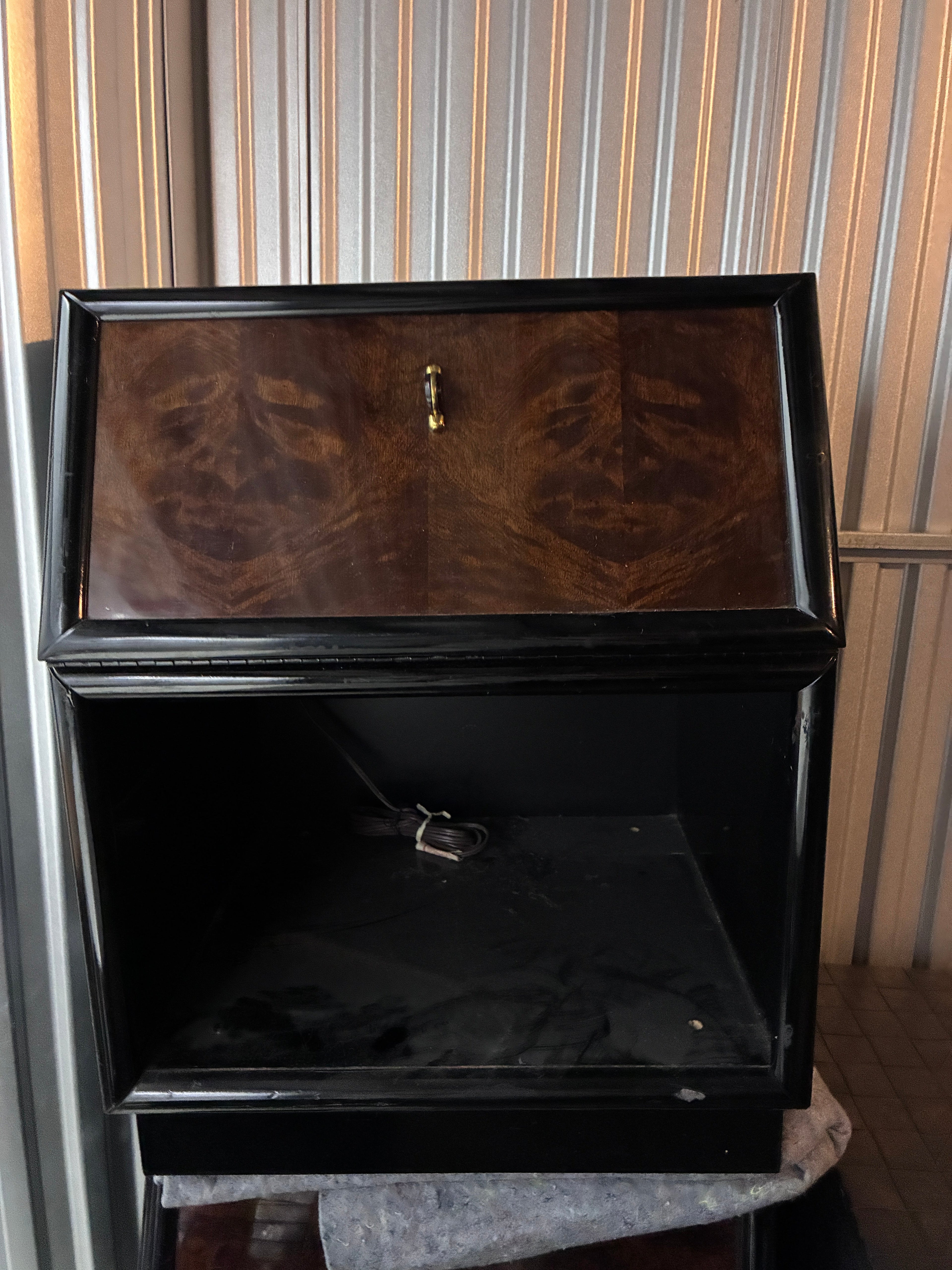 Henredon Black Lacquer Walnut Nightstand Pair 22ʺW × 20ʺD × 28ʺH