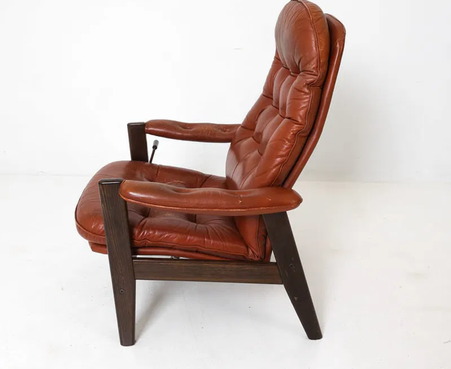 STYLE OF EKORNES LEATHER LOUNGE CHAIR C. 1970S