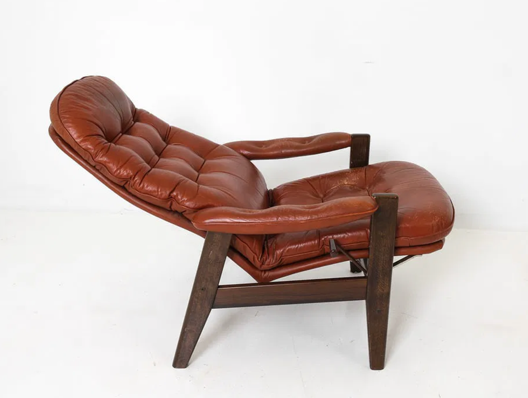 STYLE OF EKORNES LEATHER LOUNGE CHAIR C. 1970S
